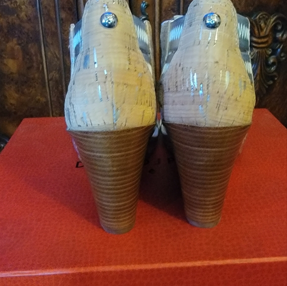 ‼️SOLD‼️🌟NIB🌟 Donald J Pliner Ginge-CD Wedge Sandal, Cork and Silver, Sz 6.5 - Picture 4 of 10
